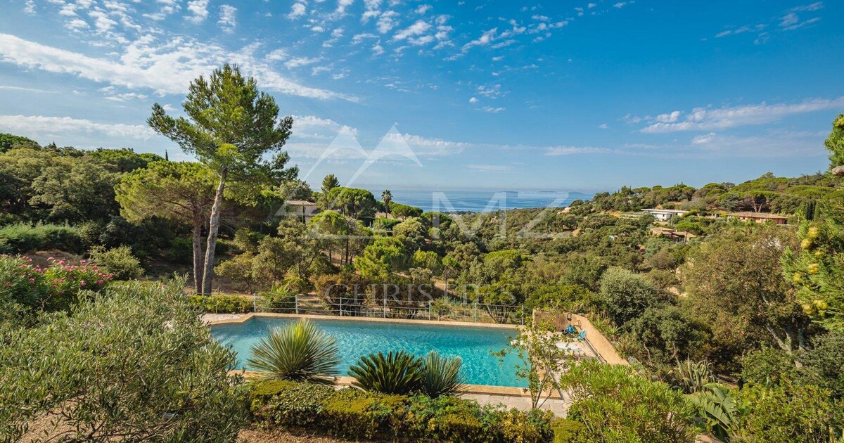 GIGARO Sublime Provencal Villa with wonderful sea view For sale