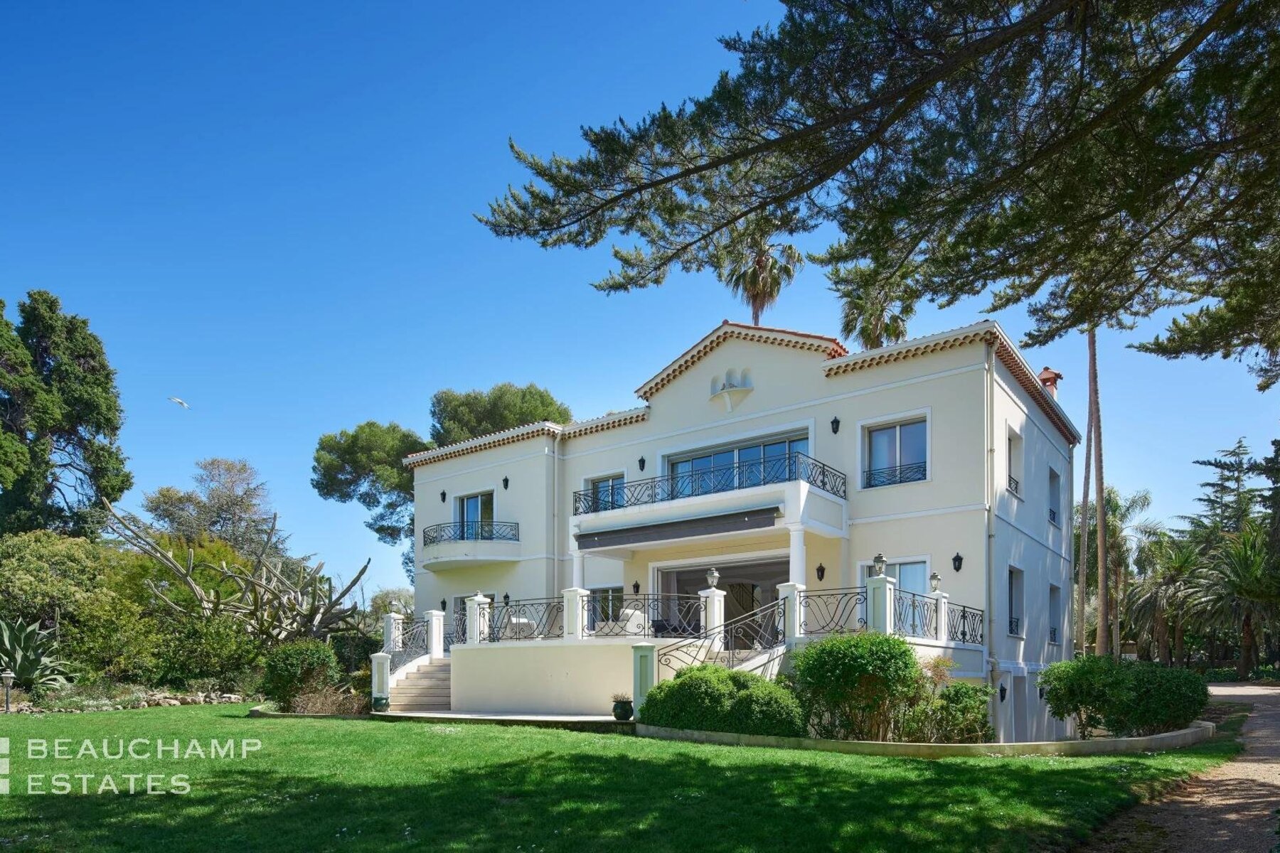 Weelderige woning met uitzicht op zee in Cap d'Antibes - Te koop
